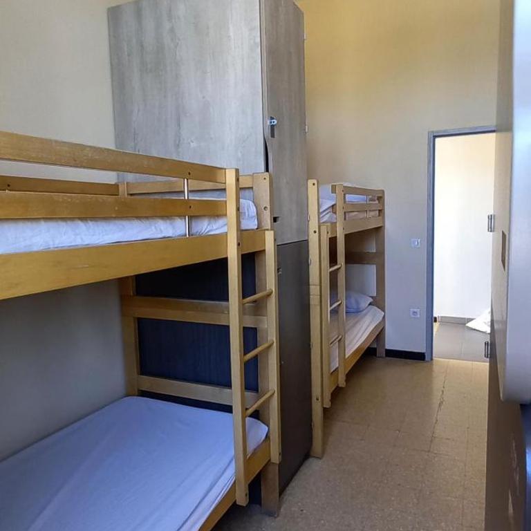 Auberge de Jeunesse HI Marseille Bois-Luzy - Quadruple Room – Shared Bathroom - 3