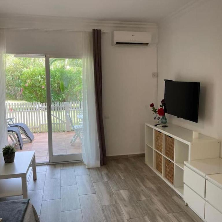 Puerto Banus Apartment near beachfront, big sunny terrace, pool, tennis court, parking & movies projector - One-Bedroom Apartment - 25
