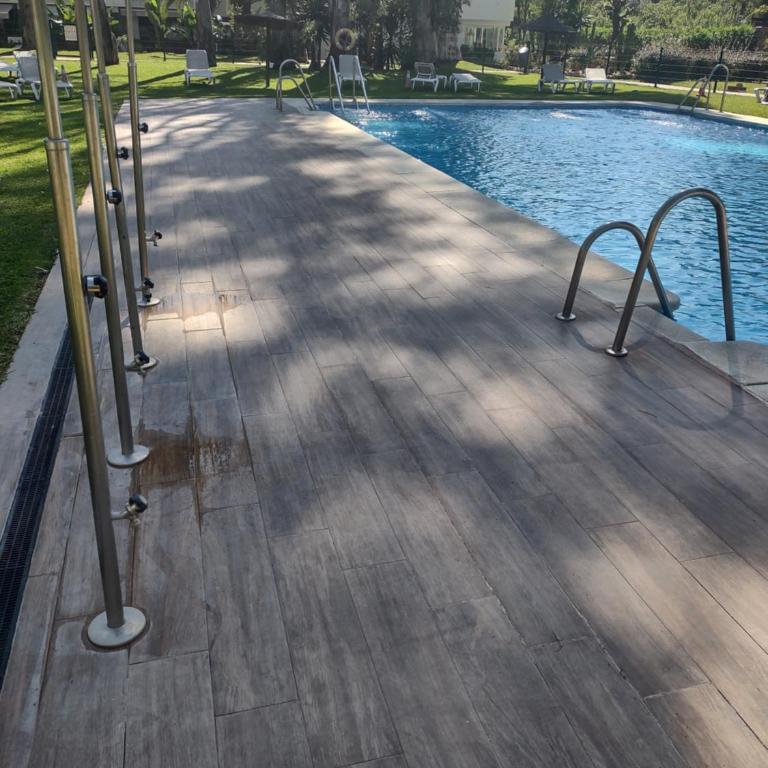 Puerto Banus Apartment near beachfront, big sunny terrace, pool, tennis court, parking & movies projector - One-Bedroom Apartment - 40