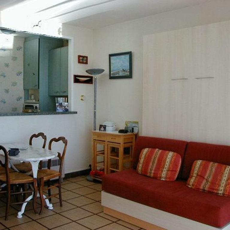 Studio Face Plage aux Sables d'Olonne avec Balcon, Ascenseur et Proximité Centre-Ville - FR-1-331-46 - Studio - 2