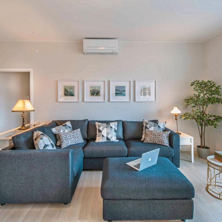 Lakeview Panorama Penthouse with Washer & Dryer - One-Bedroom Apartment - 6