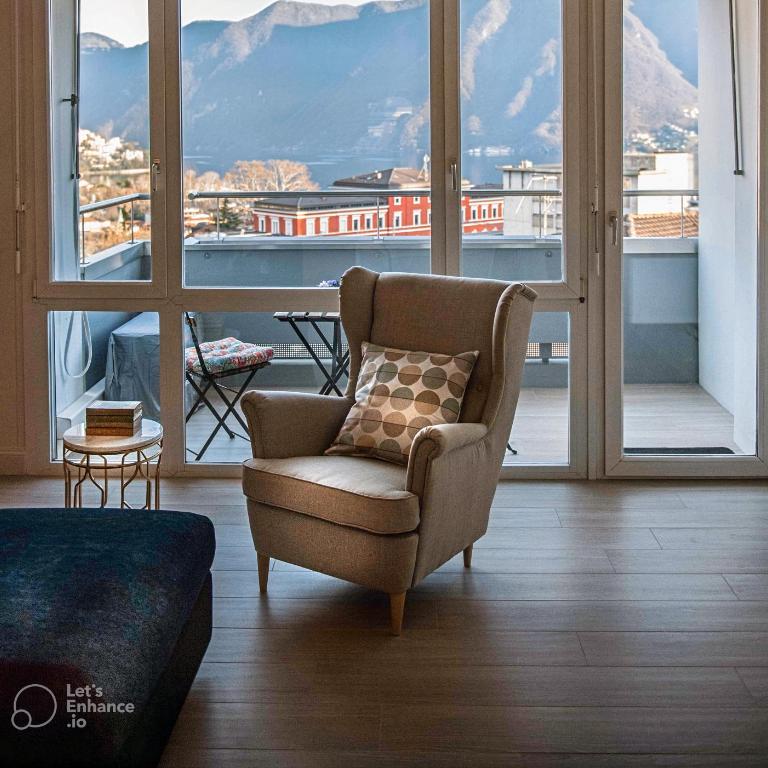 Lakeview Panorama Penthouse with Washer & Dryer - One-Bedroom Apartment - 10