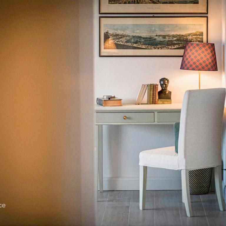 Lakeview Panorama Penthouse with Washer & Dryer - One-Bedroom Apartment - 11