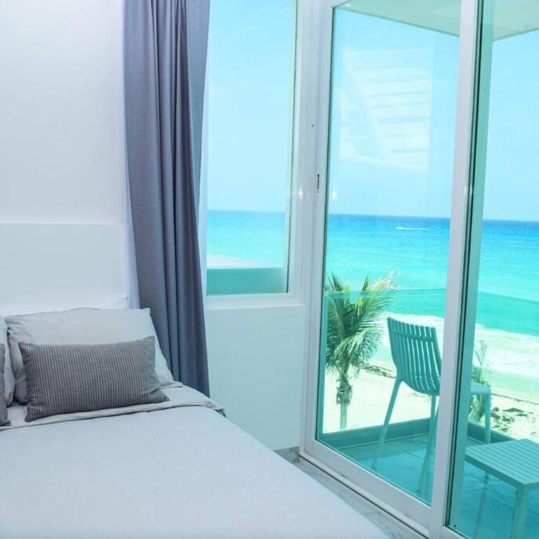 Exclusive studio on the beach, minimalist, gym, pool, jacuzzi, balcony - One-Bedroom Apartment - 2