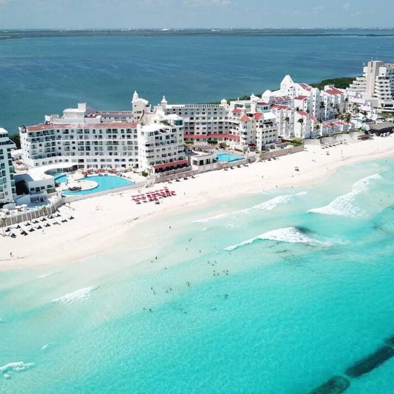 Exclusive studio on the beach, minimalist, gym, pool, jacuzzi, balcony - One-Bedroom Apartment - 36