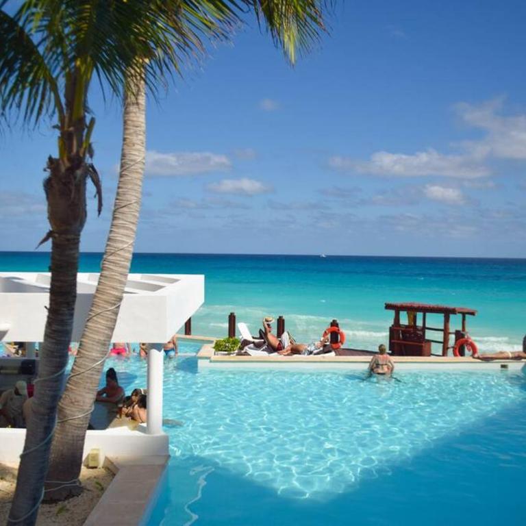 Exclusive studio on the beach, minimalist, gym, pool, jacuzzi, balcony - One-Bedroom Apartment - 12
