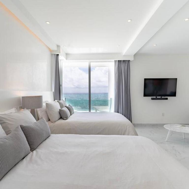 Exclusive studio on the beach, minimalist, gym, pool, jacuzzi, balcony - One-Bedroom Apartment - 20