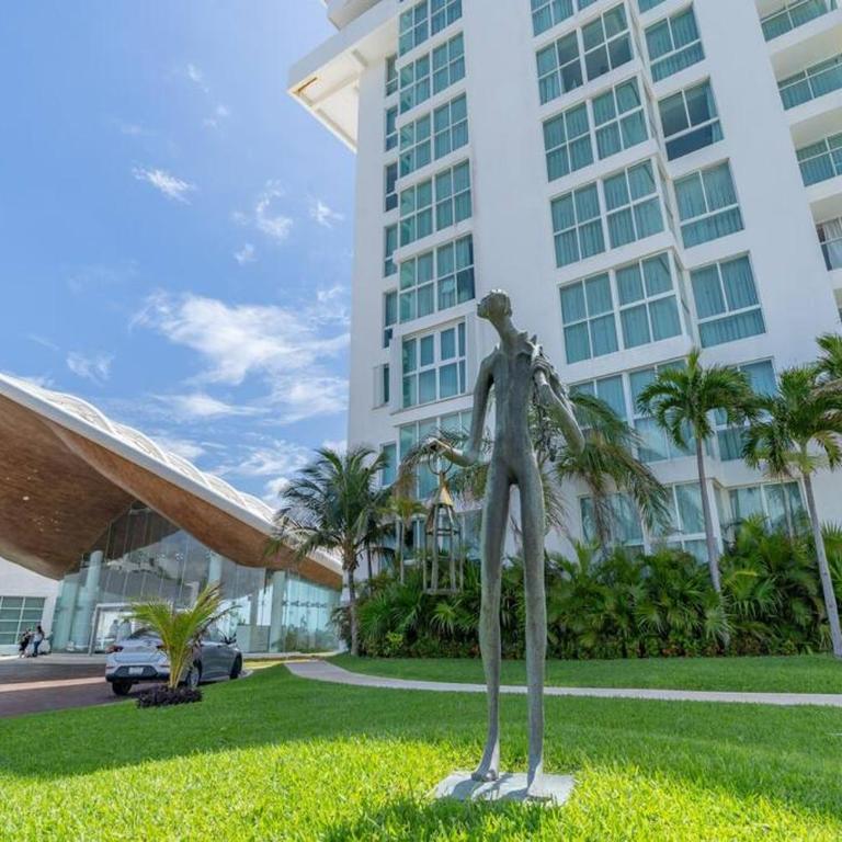 Exclusive studio on the beach, minimalist, gym, pool, jacuzzi, balcony - One-Bedroom Apartment - 39