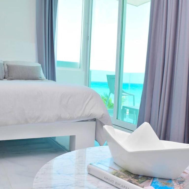 Exclusive studio on the beach, minimalist, gym, pool, jacuzzi, balcony - One-Bedroom Apartment - 22