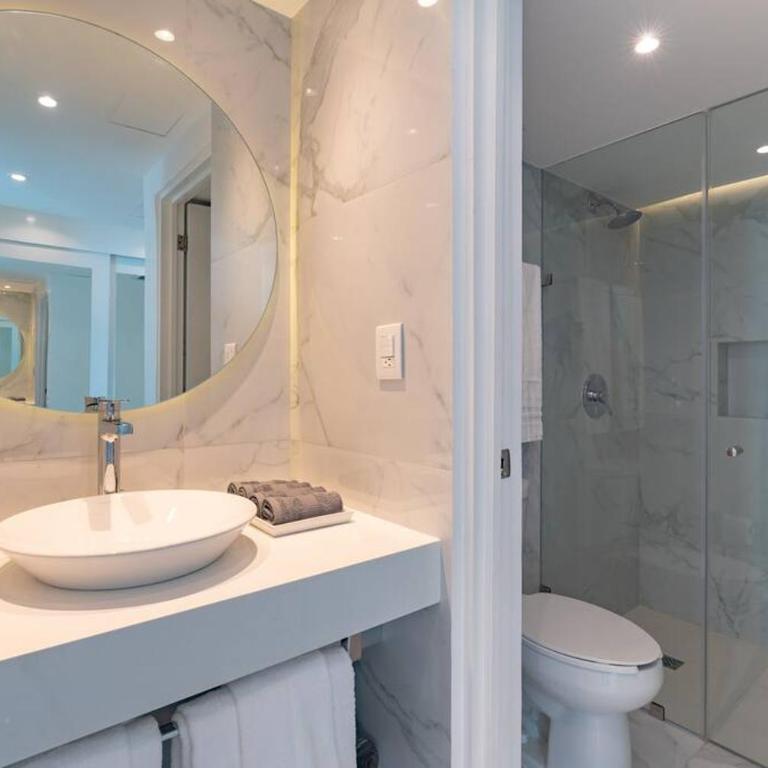 Exclusive studio on the beach, minimalist, gym, pool, jacuzzi, balcony - One-Bedroom Apartment - 26