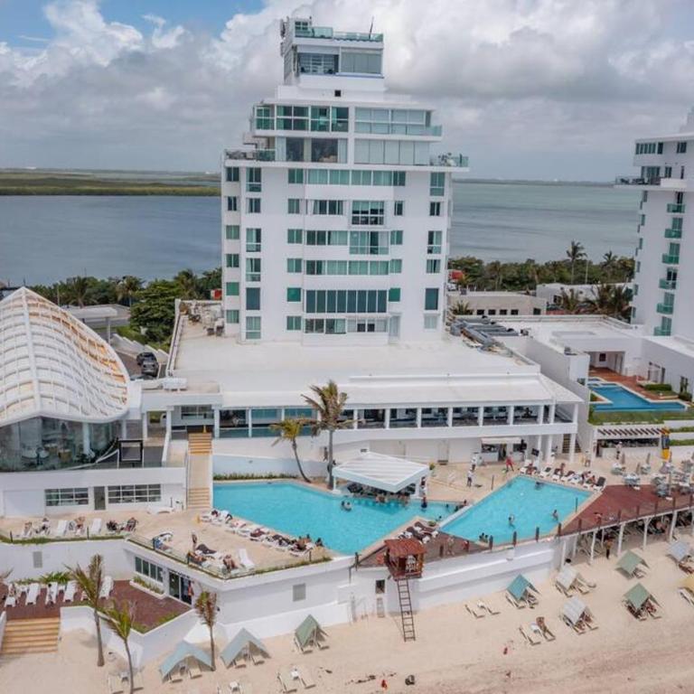 Exclusive studio on the beach, minimalist, gym, pool, jacuzzi, balcony - One-Bedroom Apartment - 44