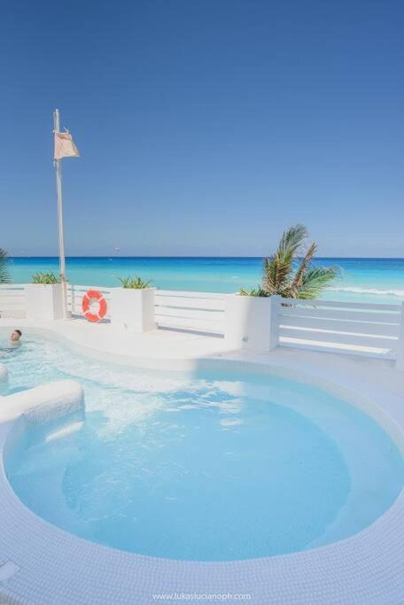 Exclusive studio on the beach, minimalist, gym, pool, jacuzzi, balcony - One-Bedroom Apartment - 7
