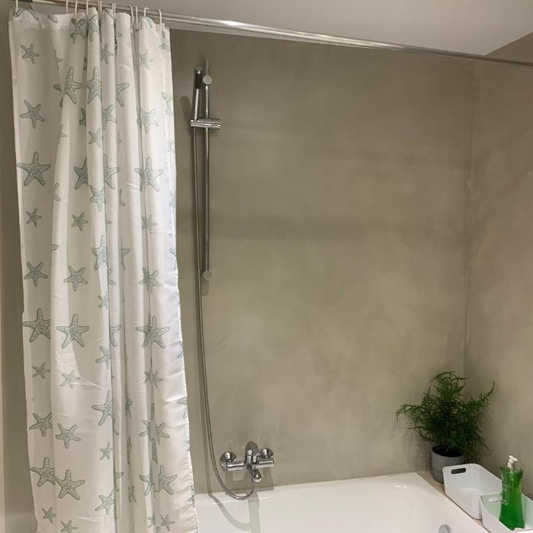 Precioso piso recién reformado en Zaragoza - Three-Bedroom Apartment - 30