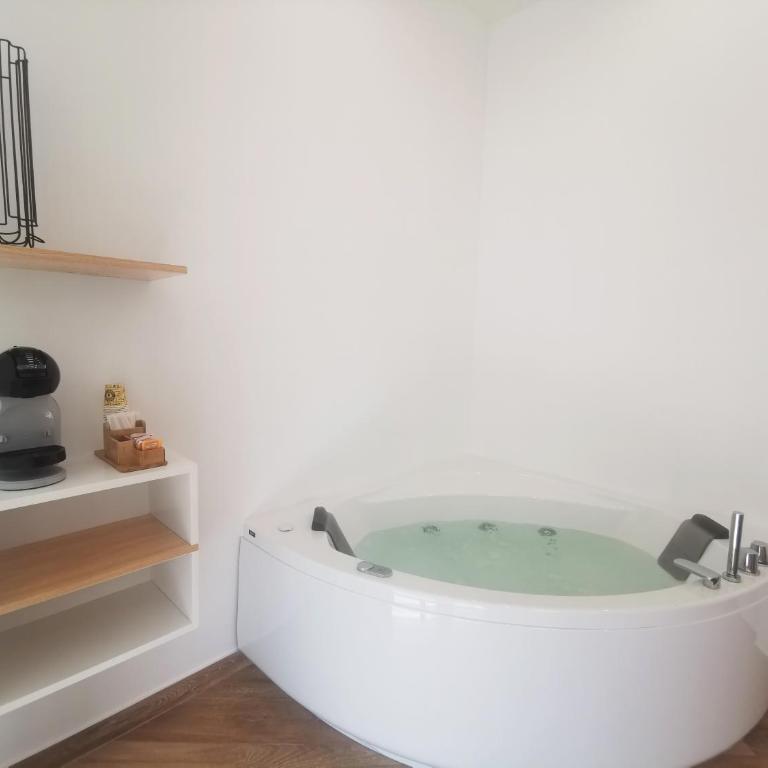 Maqueda Mood - Deluxe Double Room with Bath - 5