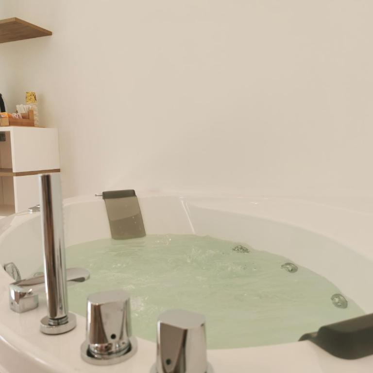 Maqueda Mood - Deluxe Double Room with Bath - 9