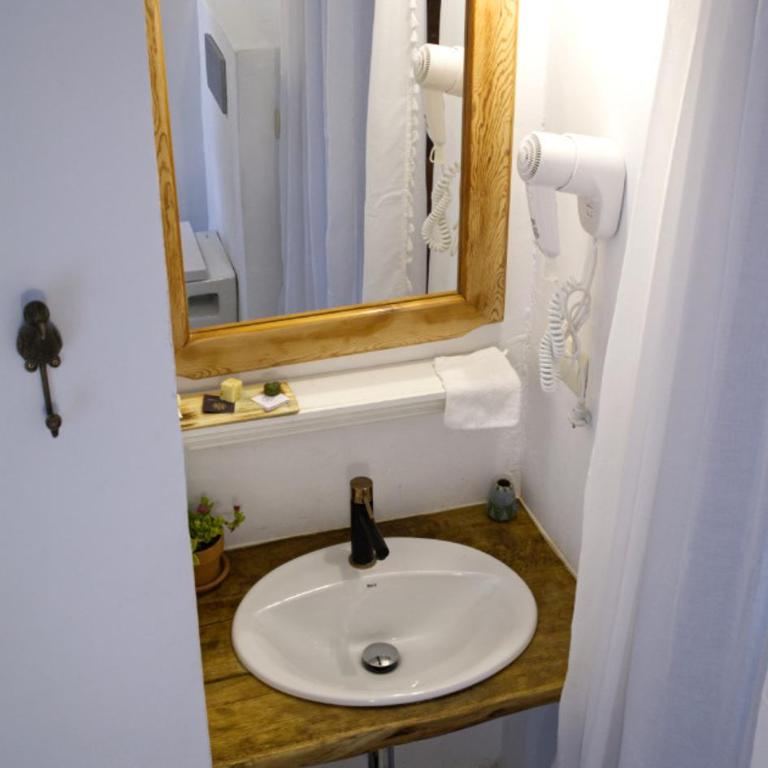 Boutique Hostal La Curandera de Salinas - Habitación Doble adaptada para personas con discapacidad - 1 o 2 camas - 2
