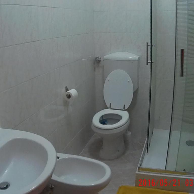 The Caponi Bros - Camera Matrimoniale con Bagno in Comune - 4