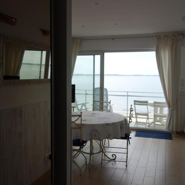 Appartement ARCACHON Perreire Premiere ligne les pieds dans l eau vue magnifique sur le bassin - One-Bedroom Apartment - 22
