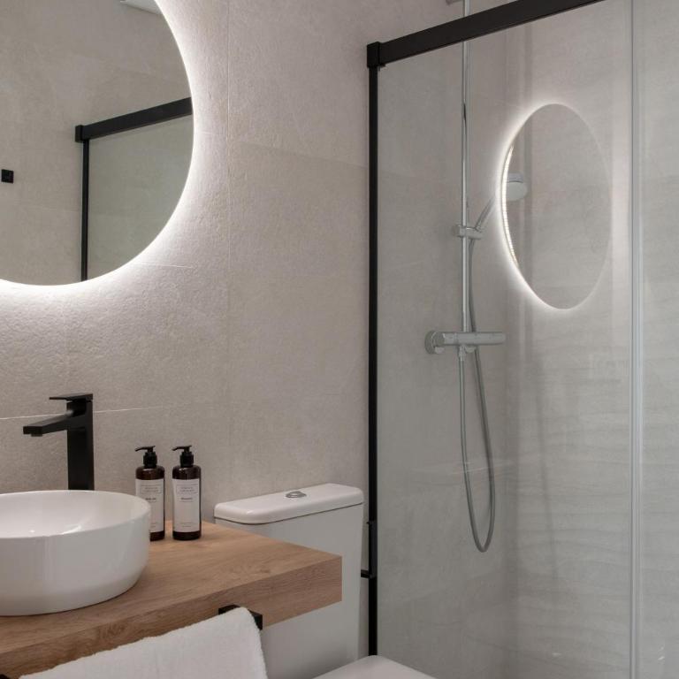 Coliseum Boutique Apartments - Apartment with Balcony - 9