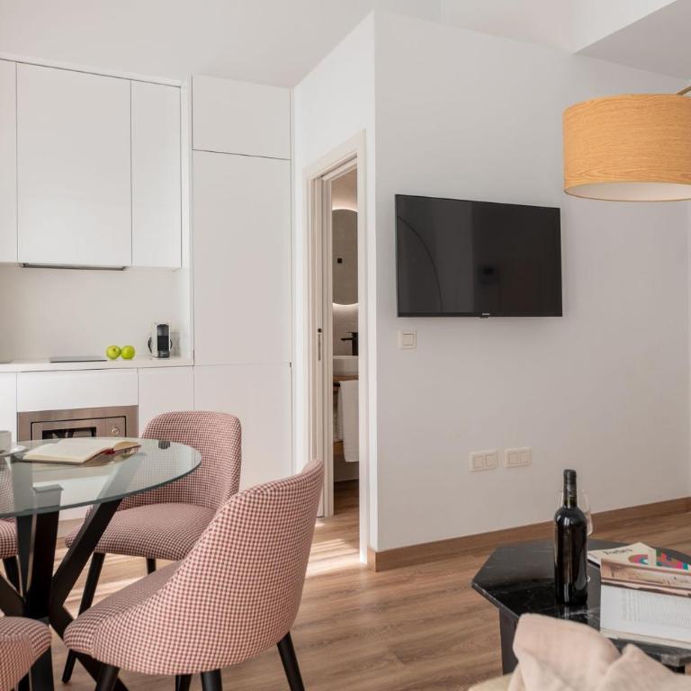 Coliseum Boutique Apartments - Apartment with Balcony - 16