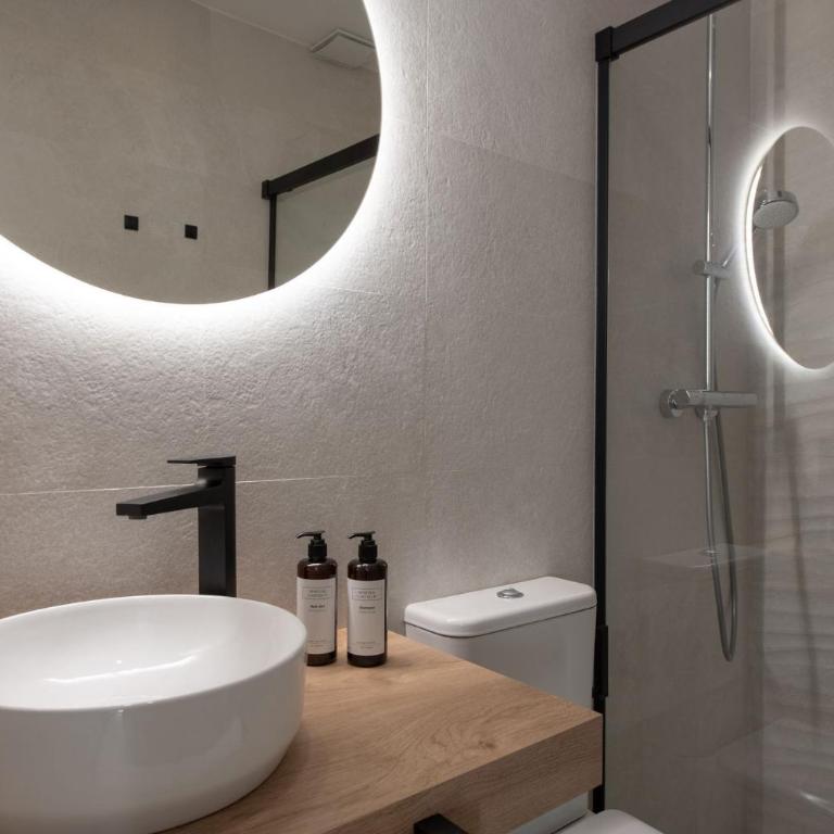 Coliseum Boutique Apartments - Apartment with Balcony - 19