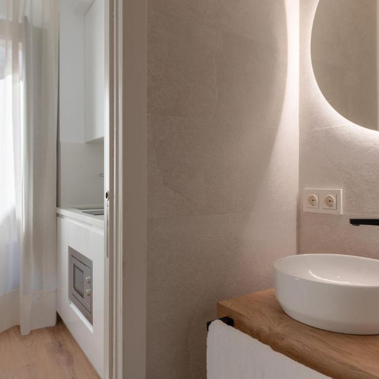 Coliseum Boutique Apartments - Apartment with Balcony - 20