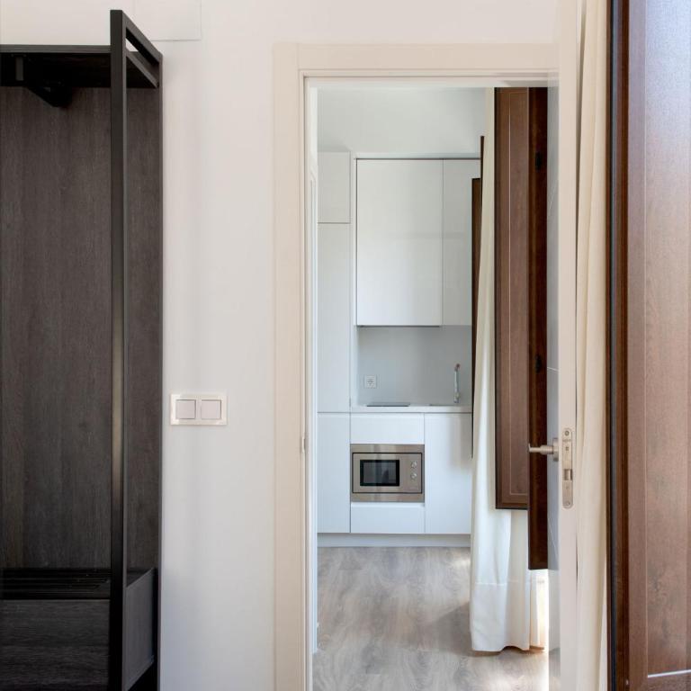 Coliseum Boutique Apartments - Apartment with Balcony - 15