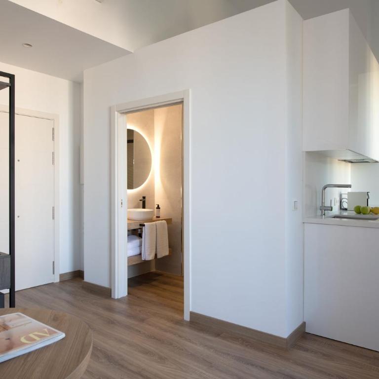 Coliseum Boutique Apartments - Deluxe Apartment - 6