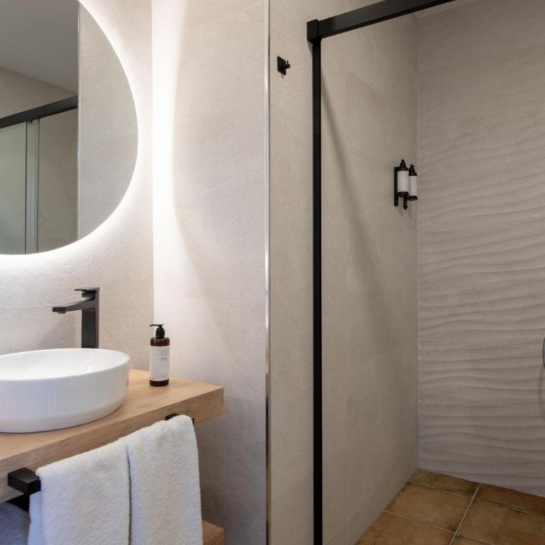 Coliseum Boutique Apartments - Deluxe Apartment - 9
