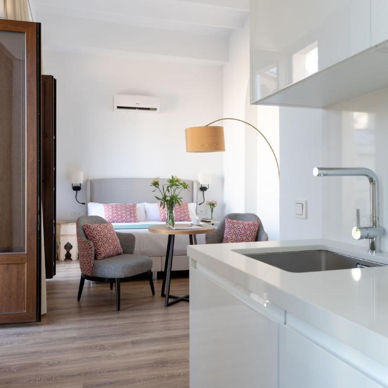 Coliseum Boutique Apartments - Deluxe Apartment - 11