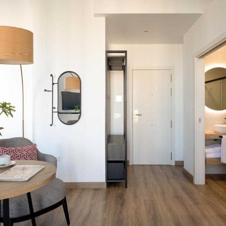 Coliseum Boutique Apartments - Deluxe Apartment - 13