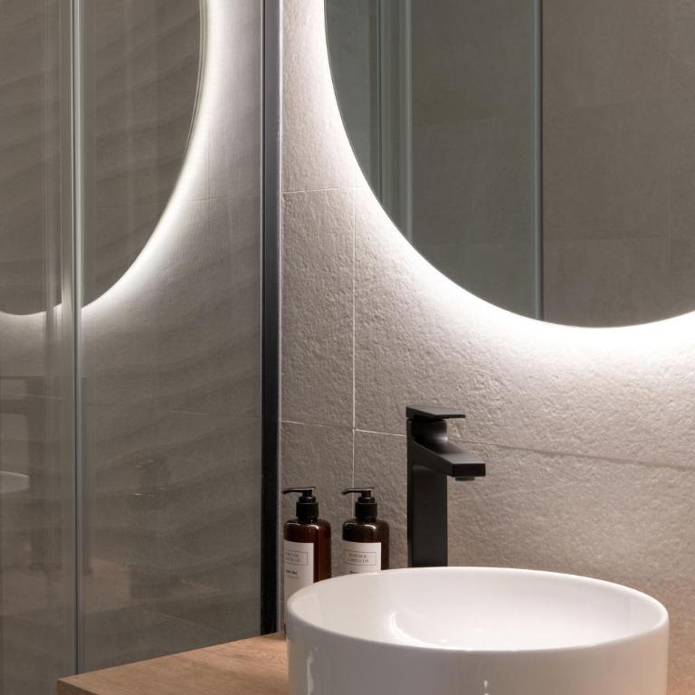 Coliseum Boutique Apartments - Deluxe Apartment - 16