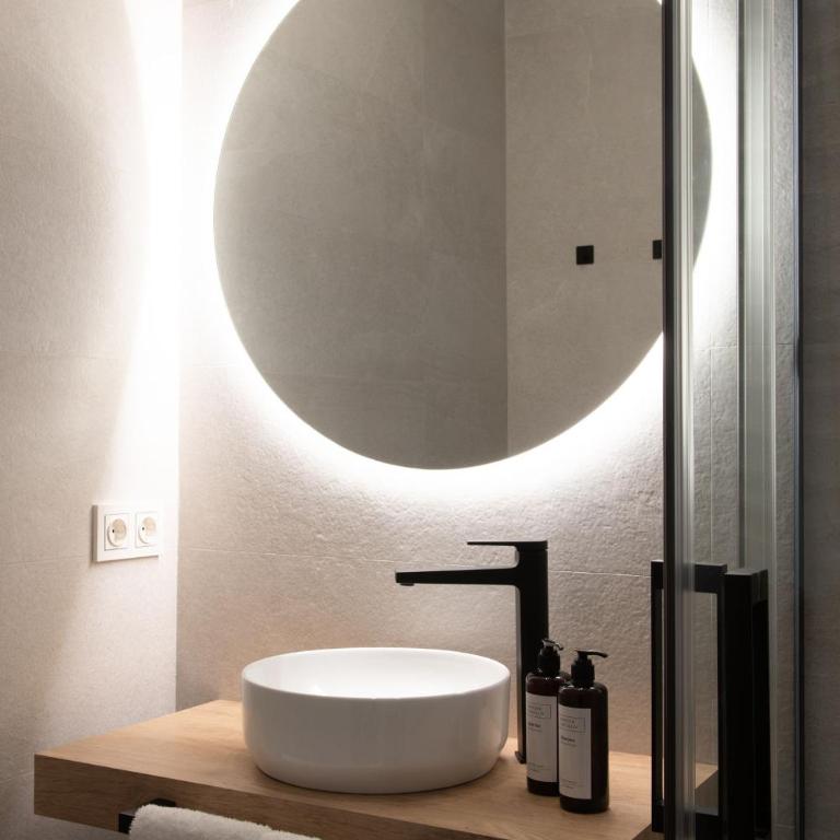 Coliseum Boutique Apartments - Deluxe Apartment - 11