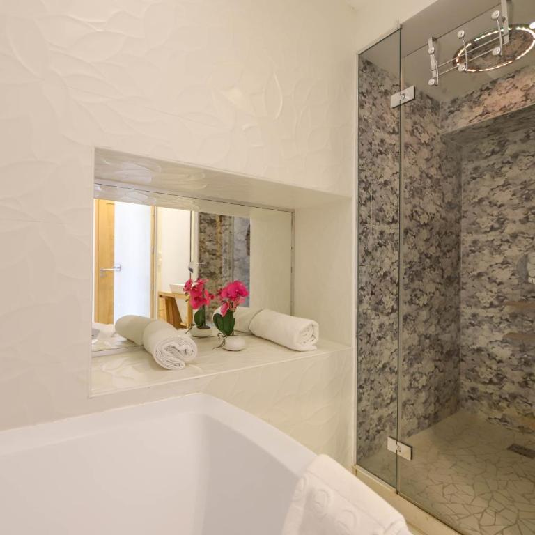 L'Eau Vive Jacuzzi et Sauna en vieille ville 5 - Deluxe Apartment - 32