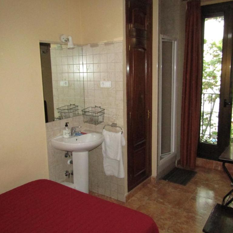 Pensión Mollo - Doppelzimmer mit Gemeinschafts-WC und eigener Dusche und Waschbecken. - 3