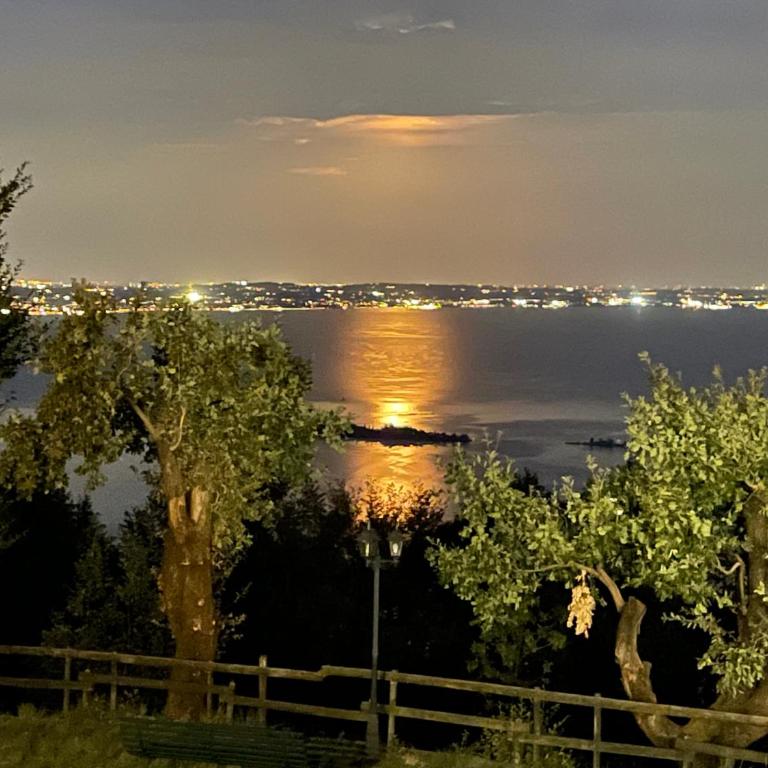 La FIOCCHINA - Magic Place - apartments & studios in Garda Lake - countryside farmhouse, inside the middle of the lake between sky & water - Monolocale Familiare - 24