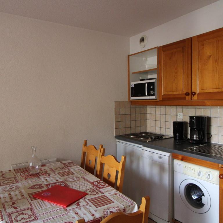 Appartement cosy, 5 pers, centre village, proche pistes, balcon, parking, WIFI, draps inclus - FR-1-508-52 - Appartement (5 Adultes) - 2