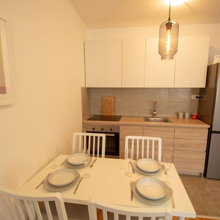 WHITE FIELDS-Central 2-bdrm apartment with parking - Apartman sa 2 Spavaće Sobe - 2