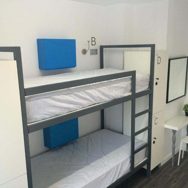 Chameleon Youth Hostel Alicante - Bed in 4-Bed Female Dormitory Room with External Bathroom - 4
