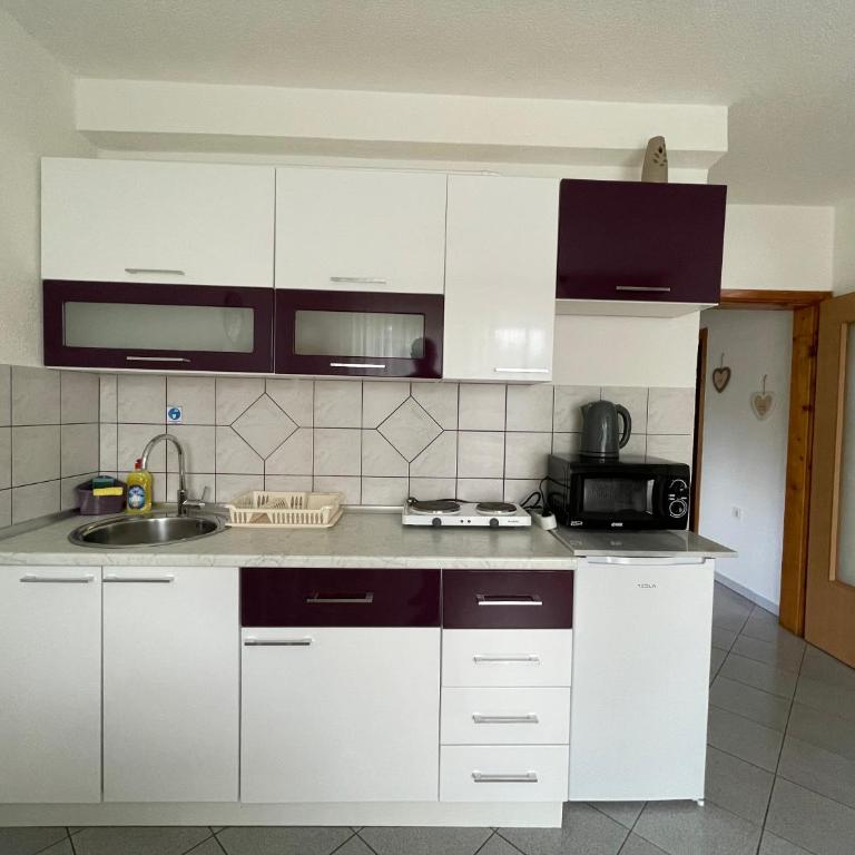 Sunny Garden Apartment - One-Bedroom Apartment - 8