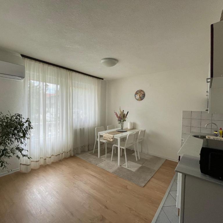Sunny Garden Apartment - One-Bedroom Apartment - 6