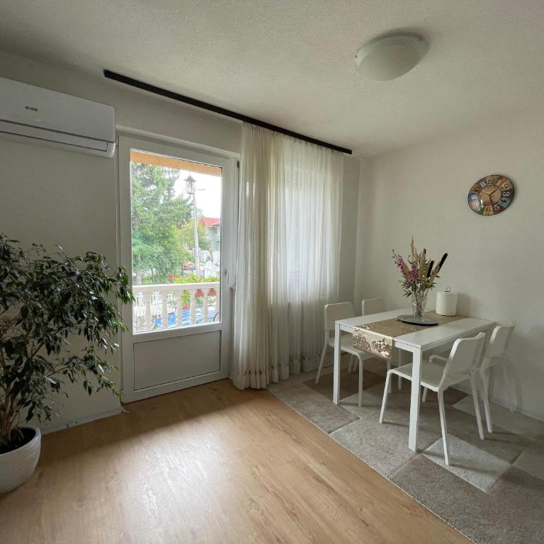 Sunny Garden Apartment - One-Bedroom Apartment - 5