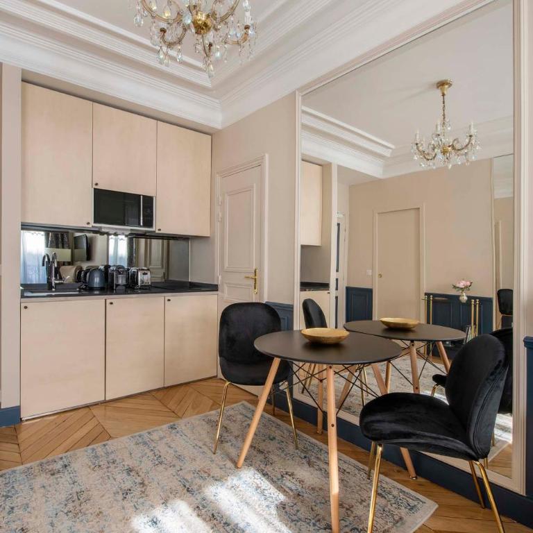 LE BEAU MARAIS - Luxury Apartments, AIR COND, LIFT - Deluxe Quenn Studio LAPIS LAZULI - 4