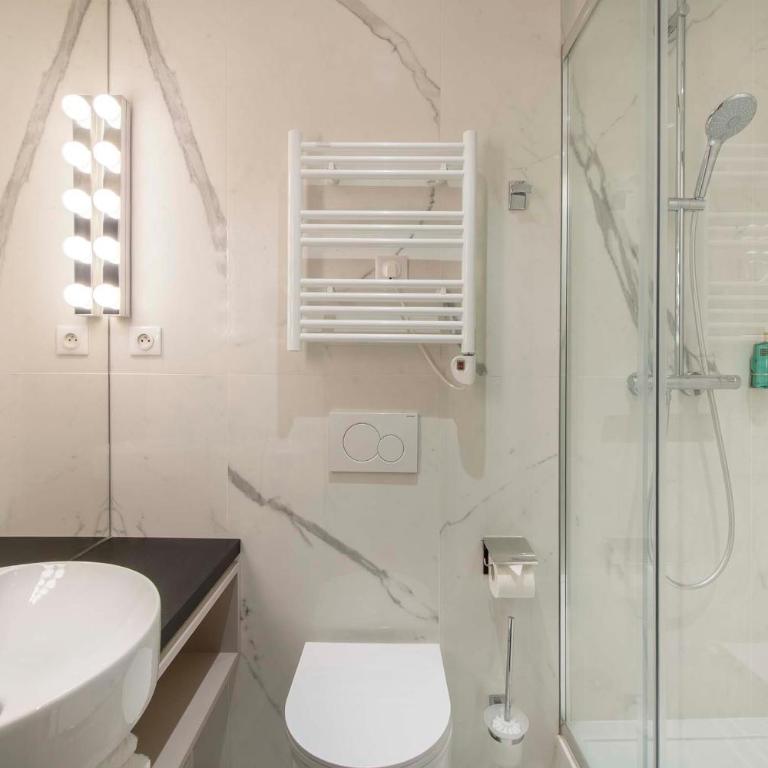 LE BEAU MARAIS - Luxury Apartments, AIR COND, LIFT - Deluxe Queen Studio JADE - 3
