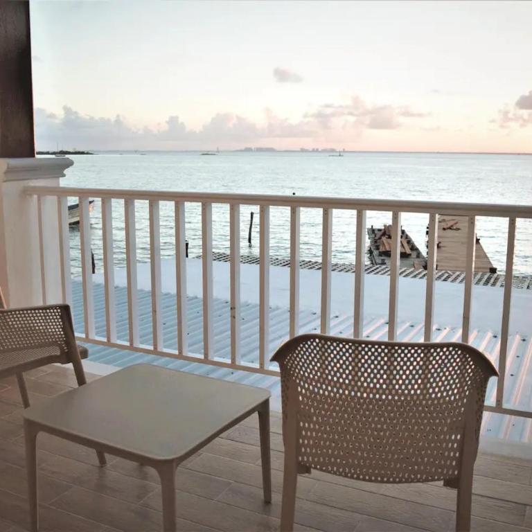 Bartolome Oceanfront Suites - Deluxe Double Room with Balcony - 6