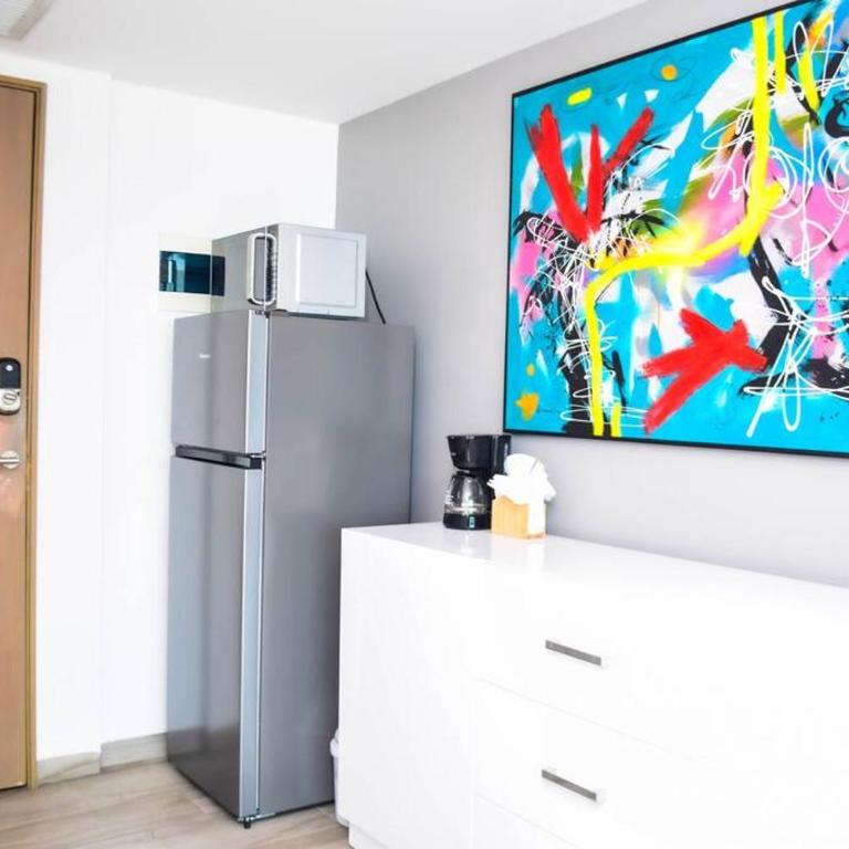 Beachfront Studio Balcony Pool & Gym - One-Bedroom Apartment - 19