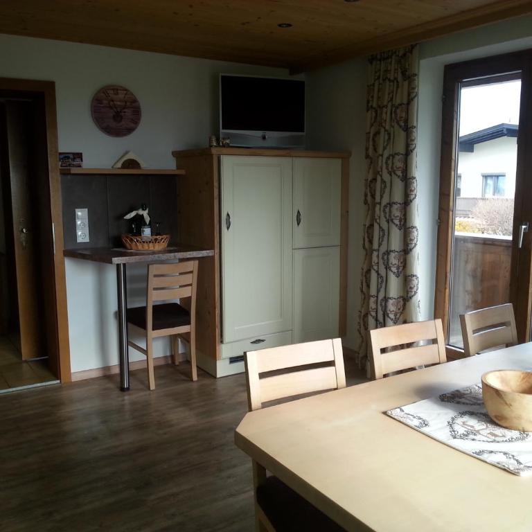 Apart Tyrol - Three-Bedroom Apartment with Balcony - 2