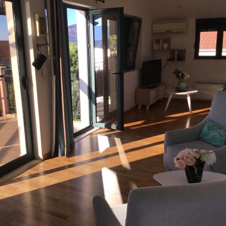 Monteview Loft Apartment - Studio Apartment with Sea View - 13