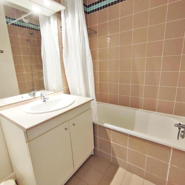 Le Flocon, T2, wifi, vue montagne, parking gratuit, 4 personnes - Appartement 1 Chambre - 13