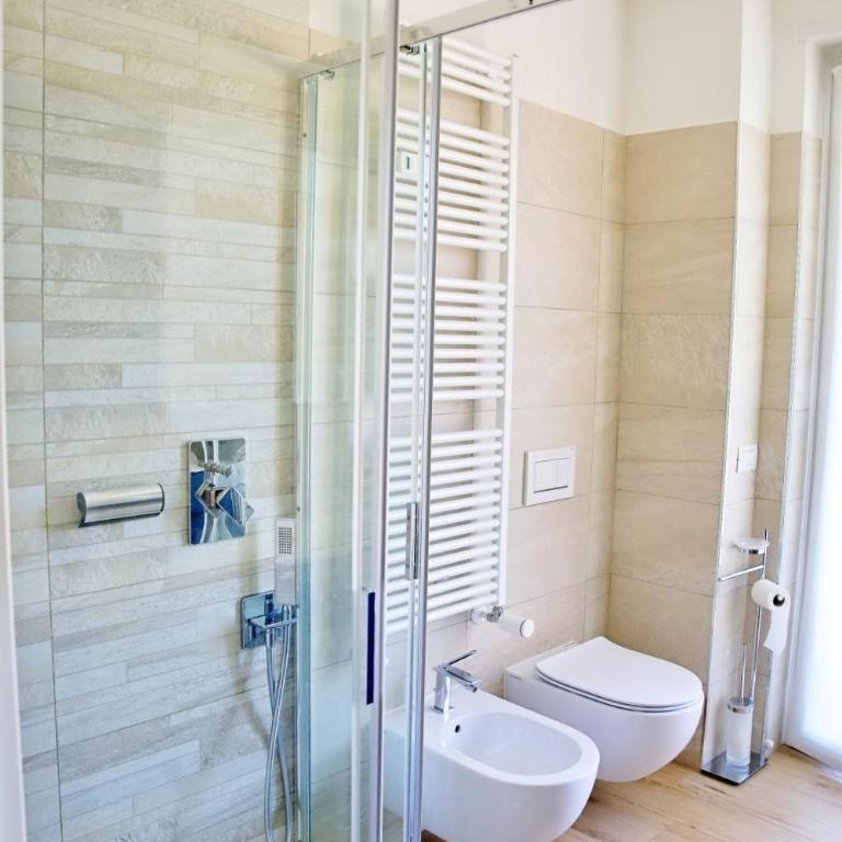 The Blue - lake / city view modern apt near villa Olmo - Appartamento con 2 Camere da Letto - 14